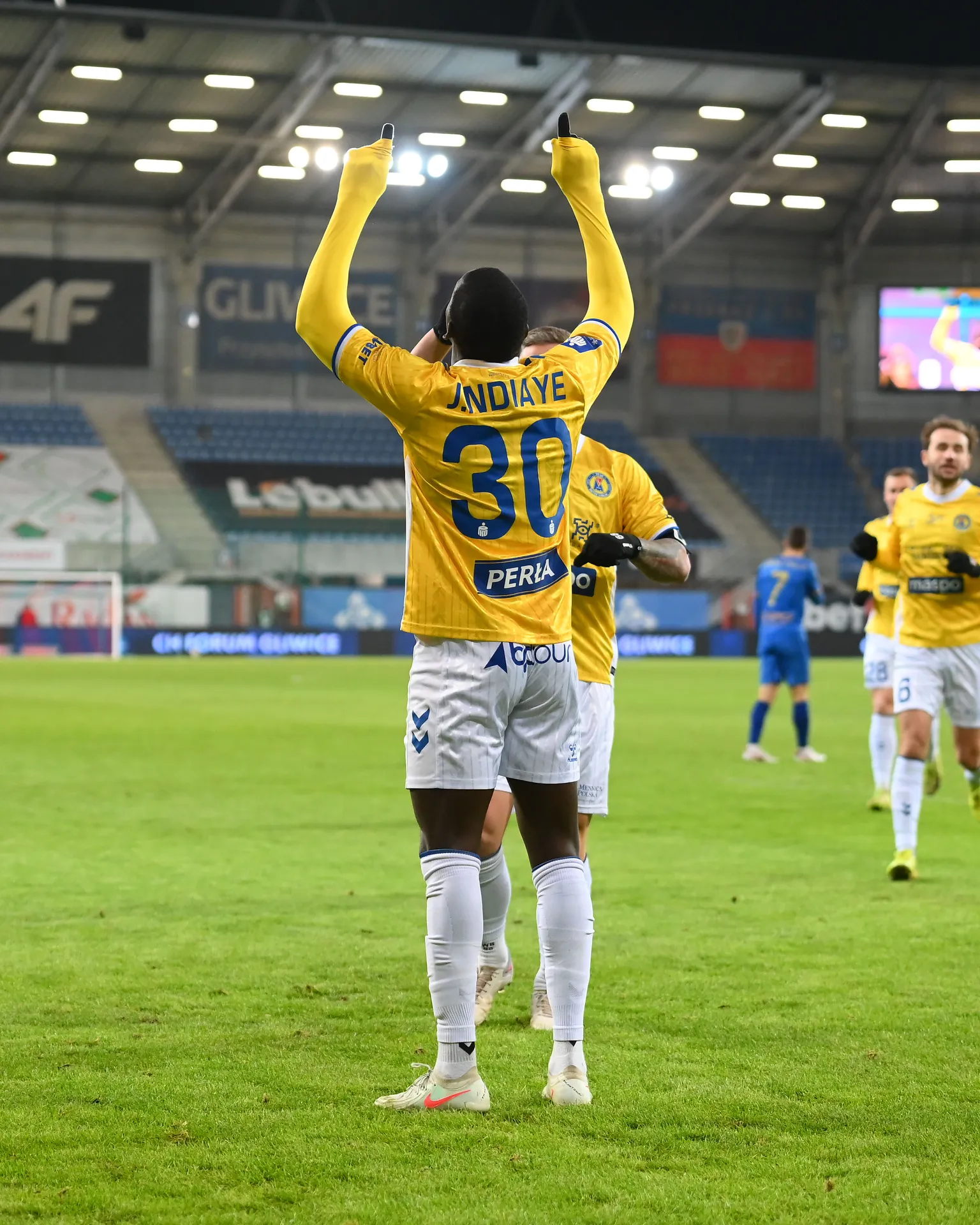 [SKRÓT] Piast 1:2 Motor: Błyskawiczny centrostrzał