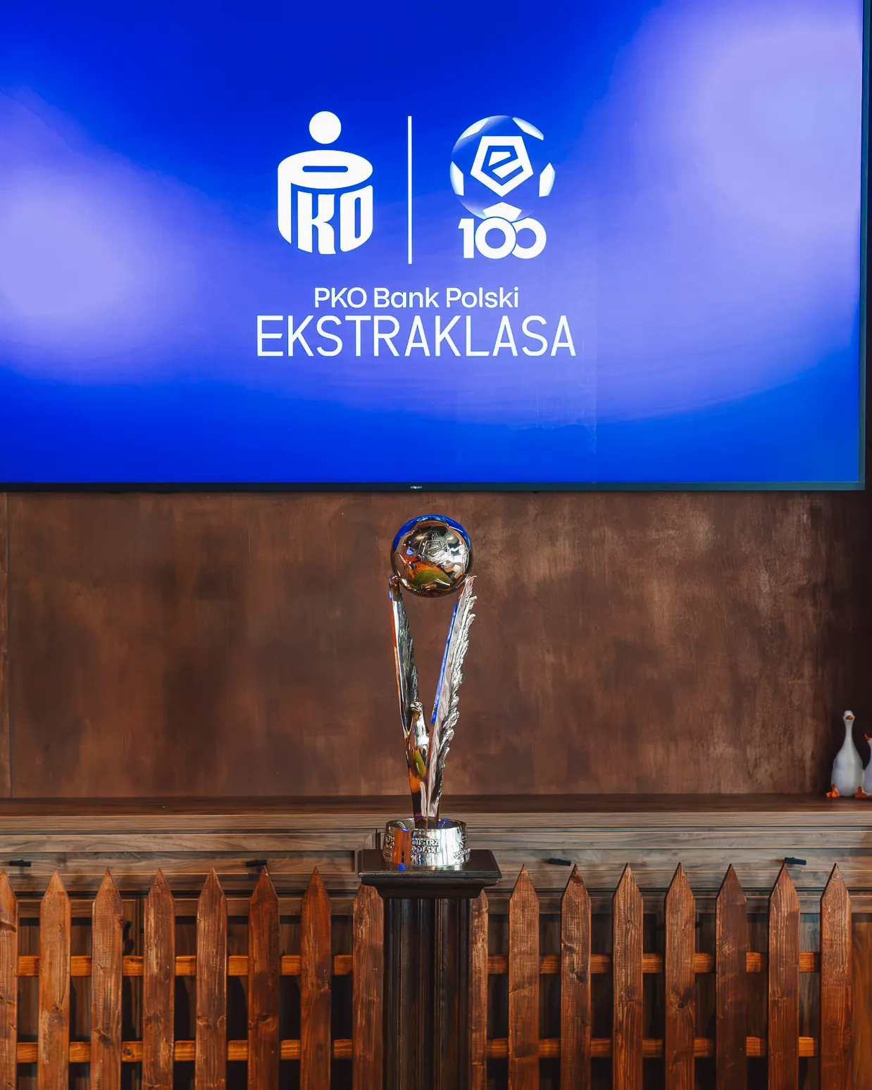 Ekstraklasa rozpoczyna obchody stulecia rozgrywek ligowych. Nowe logo, piłka Ekstraklasa PRO i jubileuszowe trofeum Mistrza Polski zaprezentowane przed sezonem 2026/27
