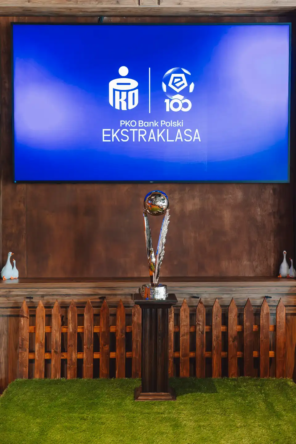 Ekstraklasa rozpoczyna obchody stulecia rozgrywek ligowych. Nowe logo, piłka Ekstraklasa PRO i jubileuszowe trofeum Mistrza Polski zaprezentowane przed sezonem 2026/27